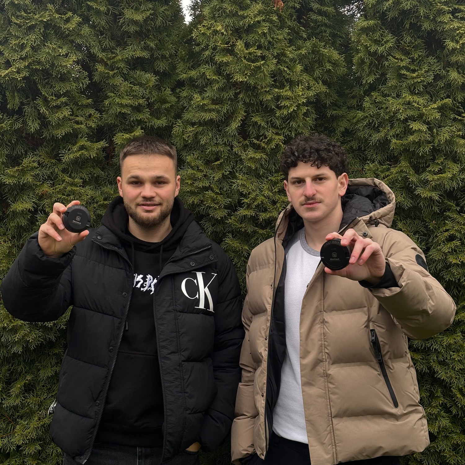 Zakladatelé značky NicoVault s kovovým pukem First Edition